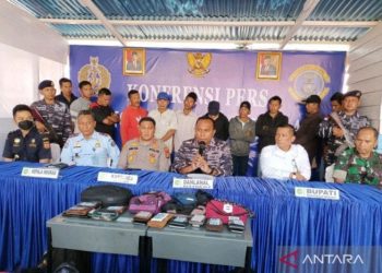 Danlanal Dumai, Kolonel Laut (P) Stanley Lekahena M Tr Hanla melakukan konferensi pers pengagalan pemberangkatan Calon Pekerja Migran Indonesia (PMI) dan satu WNA secara ilegal ke Malaysia di Pos AL Selatpanjang, Ahad (7/8/2022). (ANTARA/Rahmad Santoso)