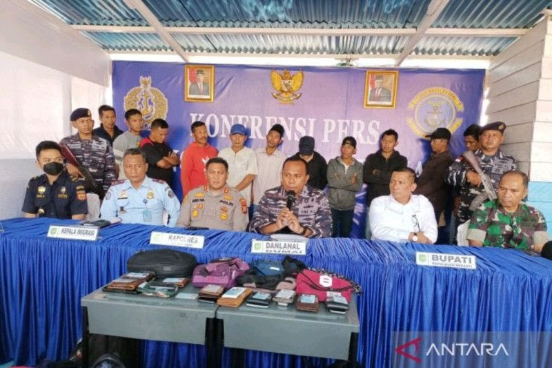 Danlanal Dumai, Kolonel Laut (P) Stanley Lekahena M Tr Hanla melakukan konferensi pers pengagalan pemberangkatan Calon Pekerja Migran Indonesia (PMI) dan satu WNA secara ilegal ke Malaysia di Pos AL Selatpanjang, Ahad (7/8/2022). (ANTARA/Rahmad Santoso)