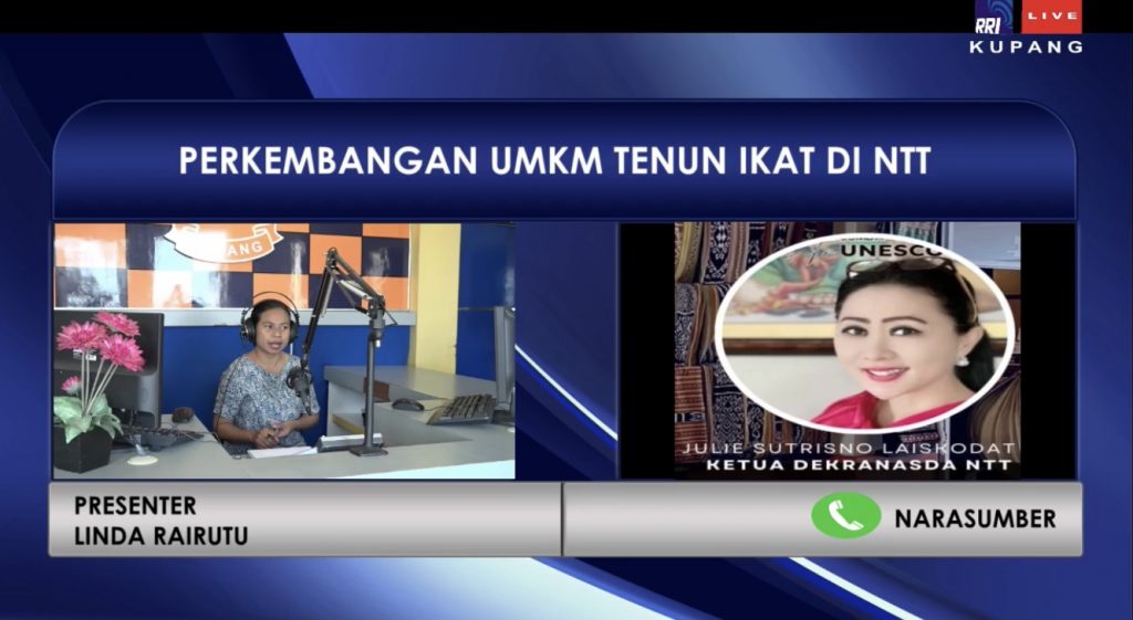 Ketua Dekranasda NTT dalam acara Lintas Pagi, RRI Kupang, membahas perkambangan UMKM Tenun Ikat di NTT (Ruth)