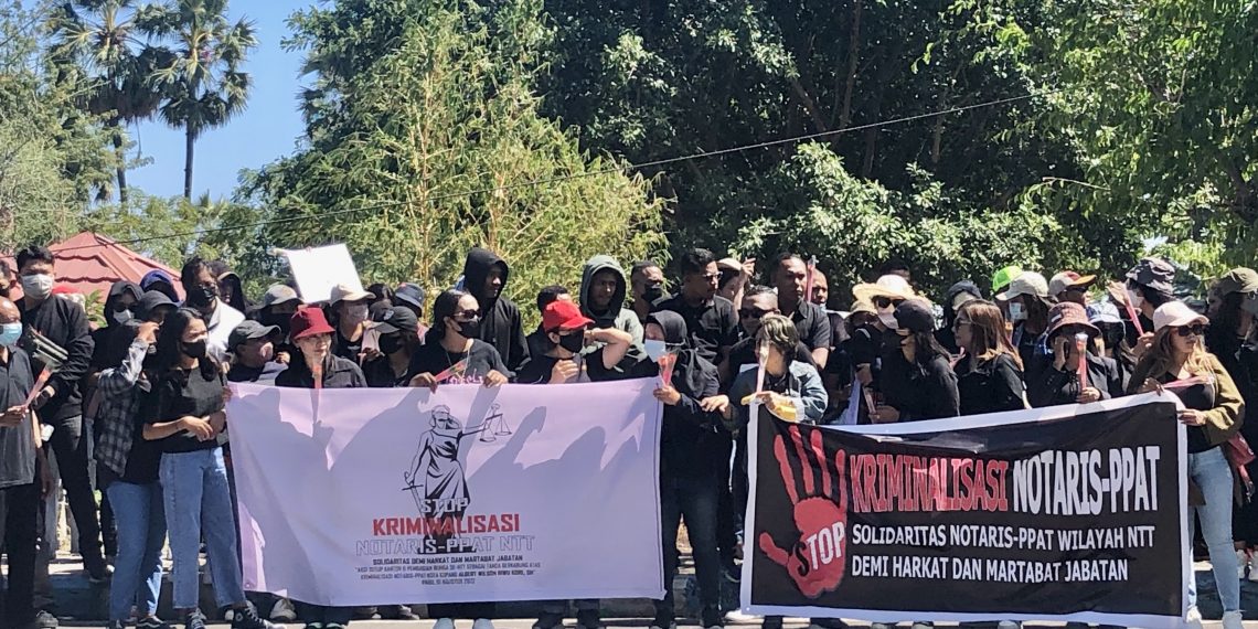 Ikatan Notaris dan Ikatan PPAT Indonesia Wilayah NTT menggelar aksi damai di jalan El Tari Kupang, terkait ditahannya Notaris Albert Riwukore (KatongNTT-Ruth)