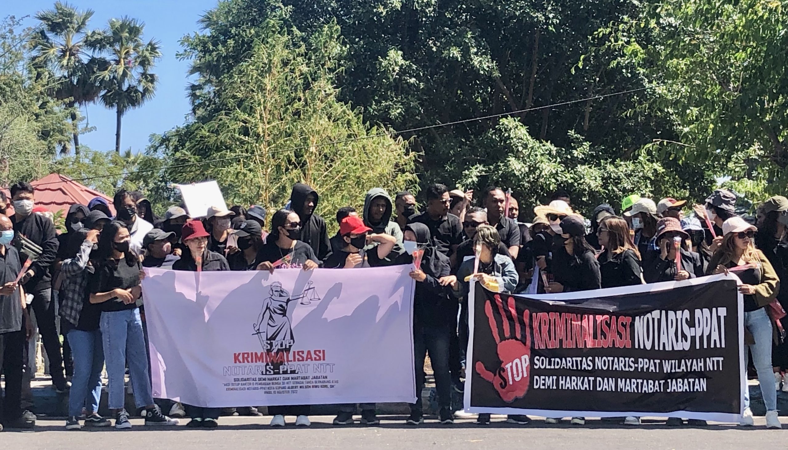 Ikatan Notaris dan Ikatan PPAT Indonesia Wilayah NTT menggelar aksi damai di jalan El Tari Kupang, terkait ditahannya Notaris Albert Riwukore (KatongNTT-Ruth)