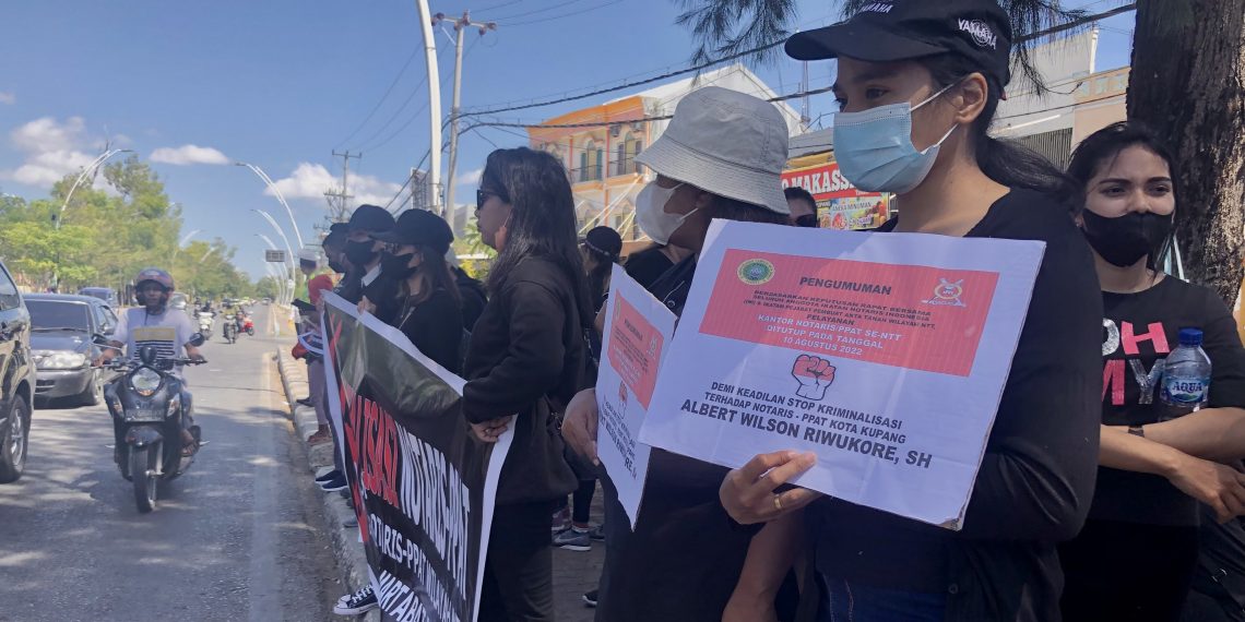 Aksi Demo dilakukan Ikatan Notaris dan PPAT NTT sebagai Respon ditetapkannya Albert sebagai tersangka atas kasus dengan BPR Christa Jaya pada Rabu, 10/10/2022 (KatongNTT-Ruth)