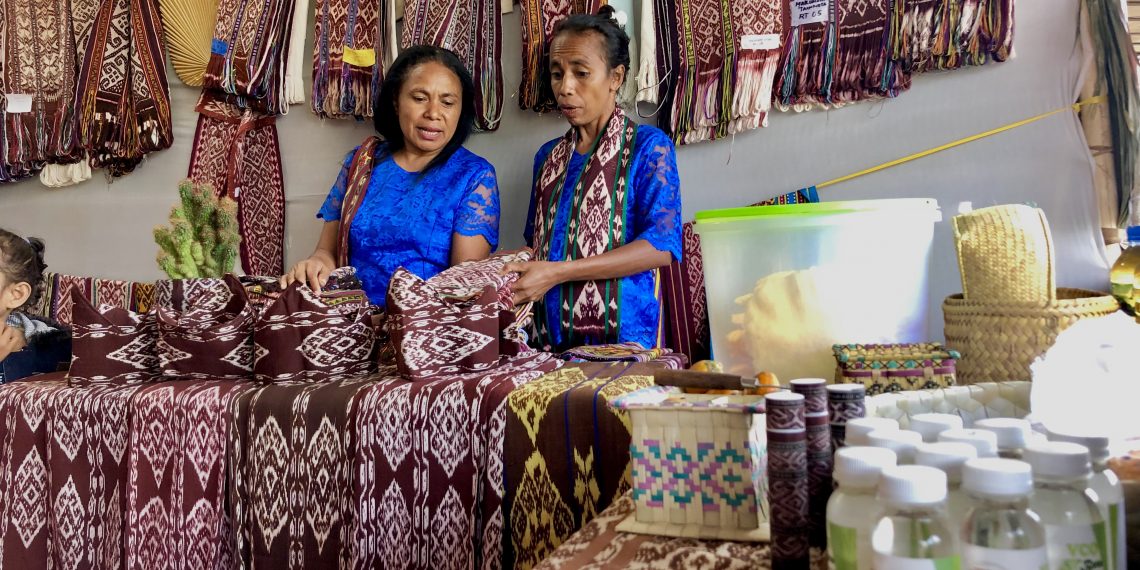 Para penenun dari desa Apren dalam pameran kain tenun pada perayaan hari kemerdekaan di kecamatan Amarasi, Kabupaten Kupang, NTT. (KatongNTT-Ruth)