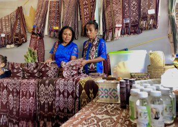 Para penenun dari desa Apren dalam pameran kain tenun pada perayaan hari kemerdekaan di kecamatan Amarasi, Kabupaten Kupang, NTT. (KatongNTT-Ruth)