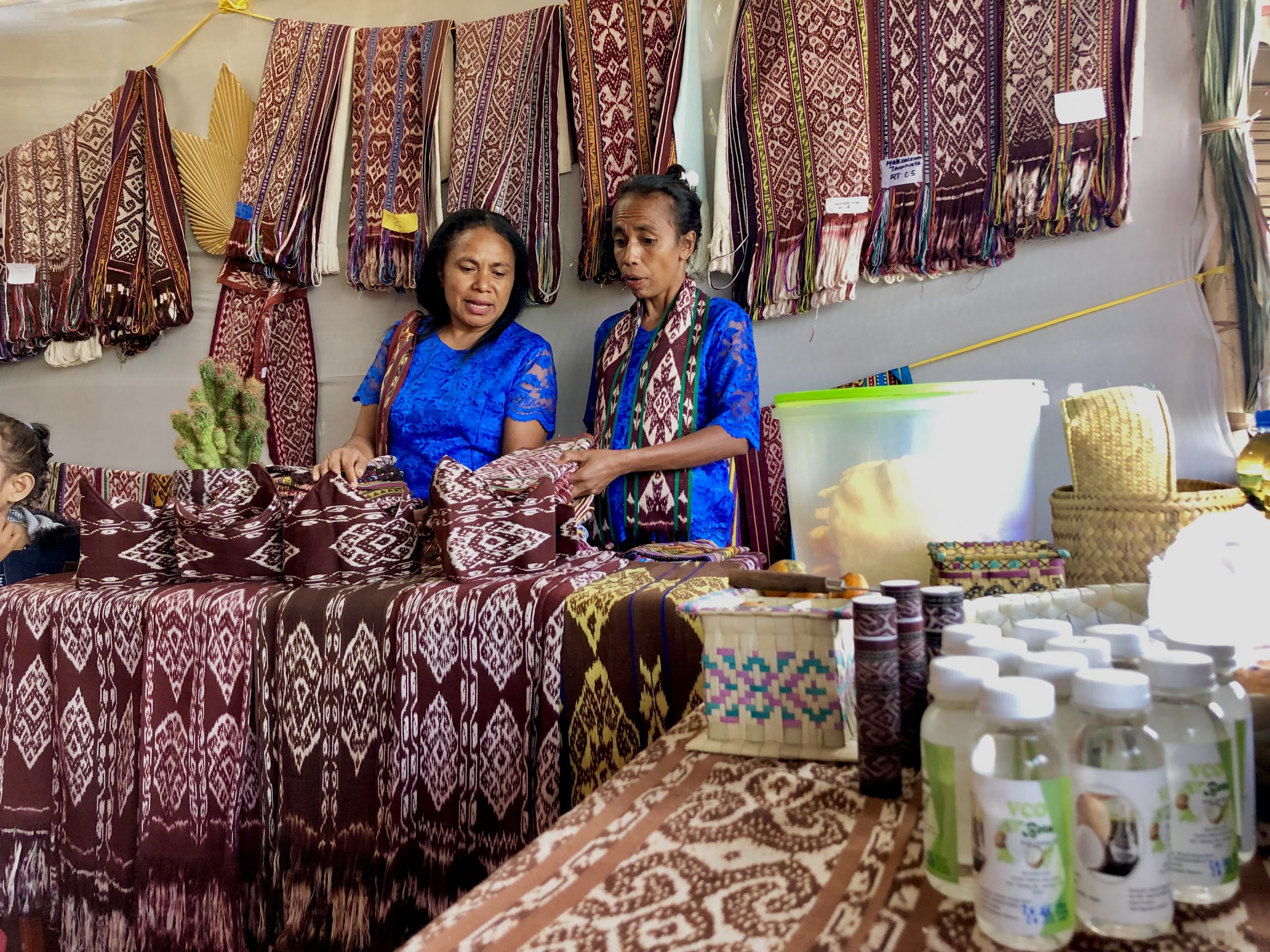 Para penenun dari desa Apren dalam pameran kain tenun pada perayaan hari kemerdekaan di kecamatan Amarasi, Kabupaten Kupang, NTT. (KatongNTT-Ruth)