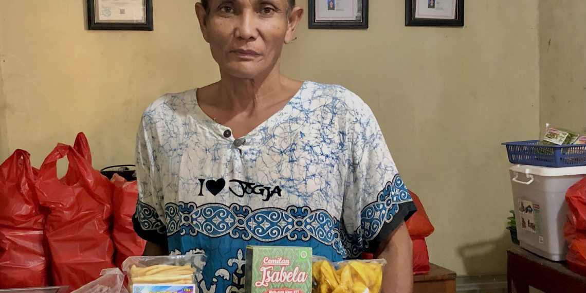 Octo Kamidin (58) bersama produk Isabela buatannya dan Istrinya sejak 11 tahun lalu. (KatongNTT)