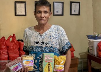 Octo Kamidin (58) bersama produk Isabela buatannya dan Istrinya sejak 11 tahun lalu. (KatongNTT)
