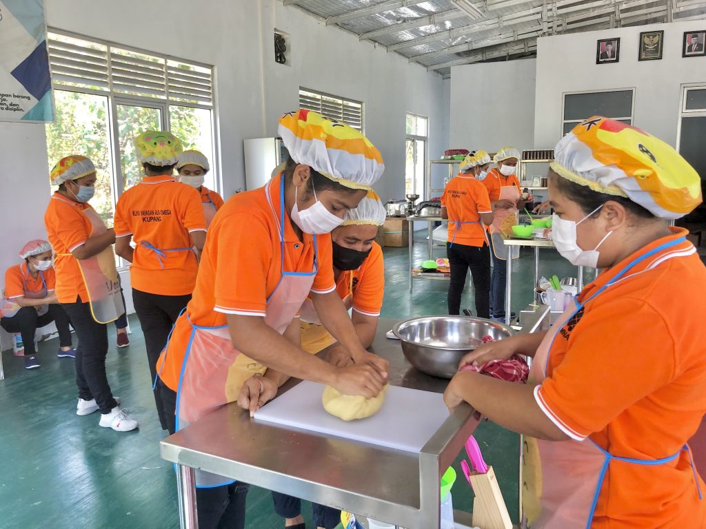 Pelatihan Kemnaker kejuruan Roti dan Kue yang dilaksanakan di BLKK Yayasan Alfa Omega. Guna menekan angka pengangguran di NTT (KatongNTT-Ruth)