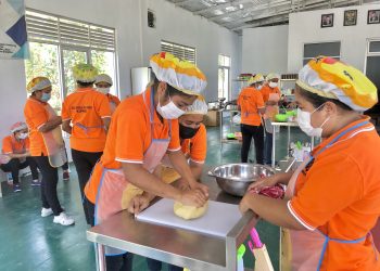 Pelatihan Kemnaker kejuruan Roti dan Kue yang dilaksanakan di BLKK Yayasan Alfa Omega. Guna menekan angka pengangguran di NTT (KatongNTT-Ruth)