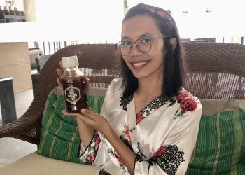 Gokma Tampubulon, memperkenalkan produk Big Bolon, madu asli dari Hutan Timor (KatongNTT)