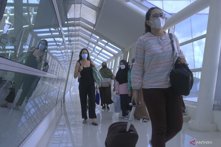 Arus balik pemudik menggunakan transportasi udara di bandara El Tari Kupang (Antara/Kornelis Kaha)