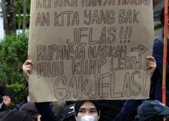 Mahasiswa berdemonstrasi menggugat RKUHP di DPRD Kalimantan Barat di Pontianak, Rabu (6/7/2022). (Foto: ANTARA/Jessica Helena)