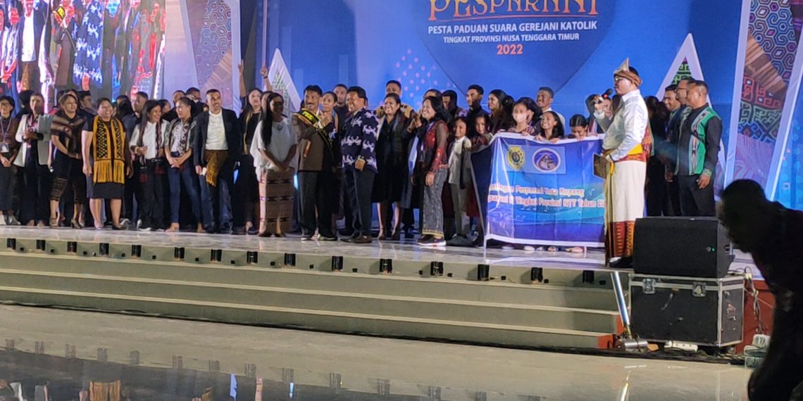 Kontingen Kota Kupang meraih juara umum dalam Pesta Paduan Suara Gerejani Katolik (Pesparani ) NTT ke 2 tahun 2022 di Aula Maria Immaculata, Univeristas Katolik Wira Mandira, Rabu, 7 September 2022. (Rita Hasugian-KatongNTT.com)