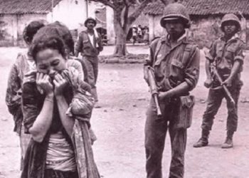 Tentara menggiring orang-orang yang diduga anggota PKI (Tempo.co/Perpustakaan Nasional)