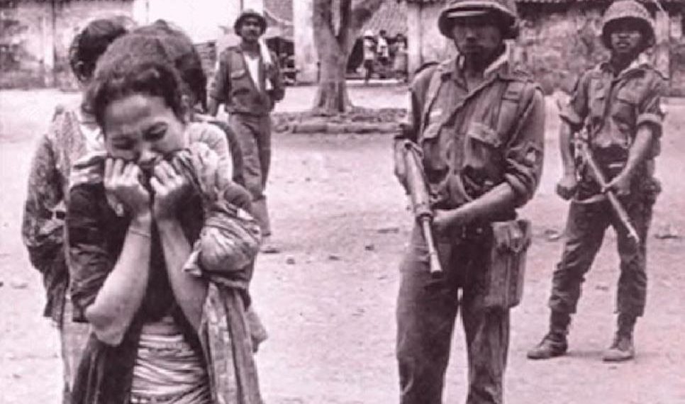 Tentara menggiring orang-orang yang diduga anggota PKI (Tempo.co/Perpustakaan Nasional)