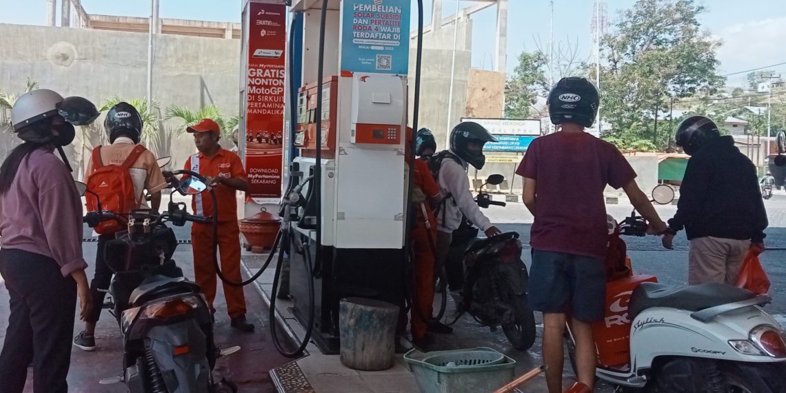 Pengendara sepeda motor mengisi BBM subsidi di SPBU di Kota Kupang sebelum kenaikan harga BBM (Joe-KatongNTT)