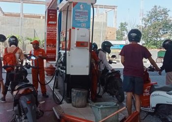 Pengendara sepeda motor mengisi BBM subsidi di SPBU di Kota Kupang sebelum kenaikan harga BBM (Joe-KatongNTT)