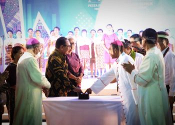 Wakil Gubernur NTT, Josef Nae Soi dan Uskup Agung Ende, Mgr. Vinsensius Sensi Potokota, Pr menekan bel tanda pembukaan Pesparani II tingkat Provinsi NTT (Humas Pemprov for KatongNTT)