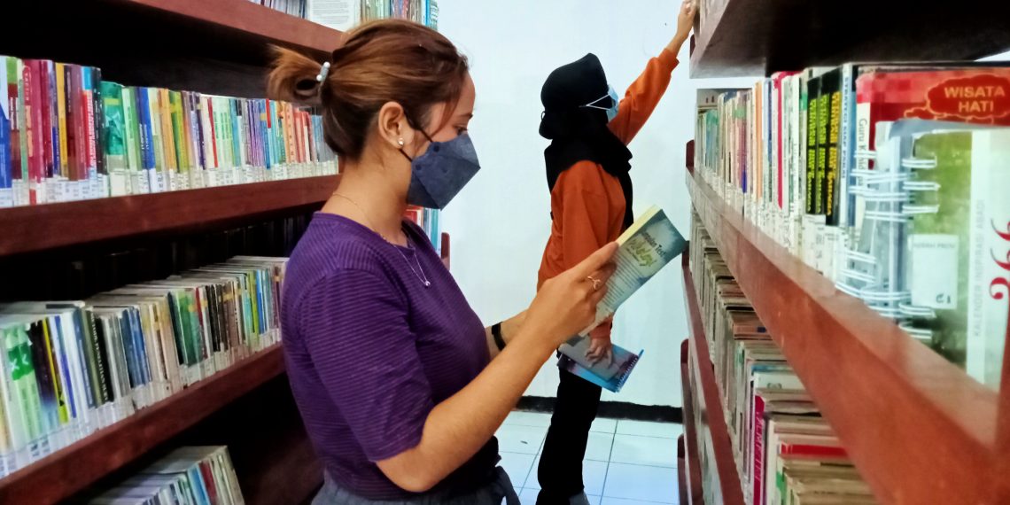 Pengunjung mencari buku di perpustkaan daerah NTT (Joe-KatongNTT)