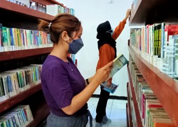Pengunjung mencari buku di perpustkaan daerah NTT (Joe-KatongNTT)
