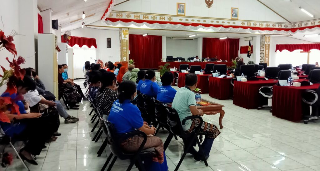 Puluhan guru ASN di Kota Kupang mendatangi DPRD untuk berdiskusi terkait tambahan penghasilan pengawai (TPP) yang tidak sesuai dengan Perwali (Joe-KatongNTT)