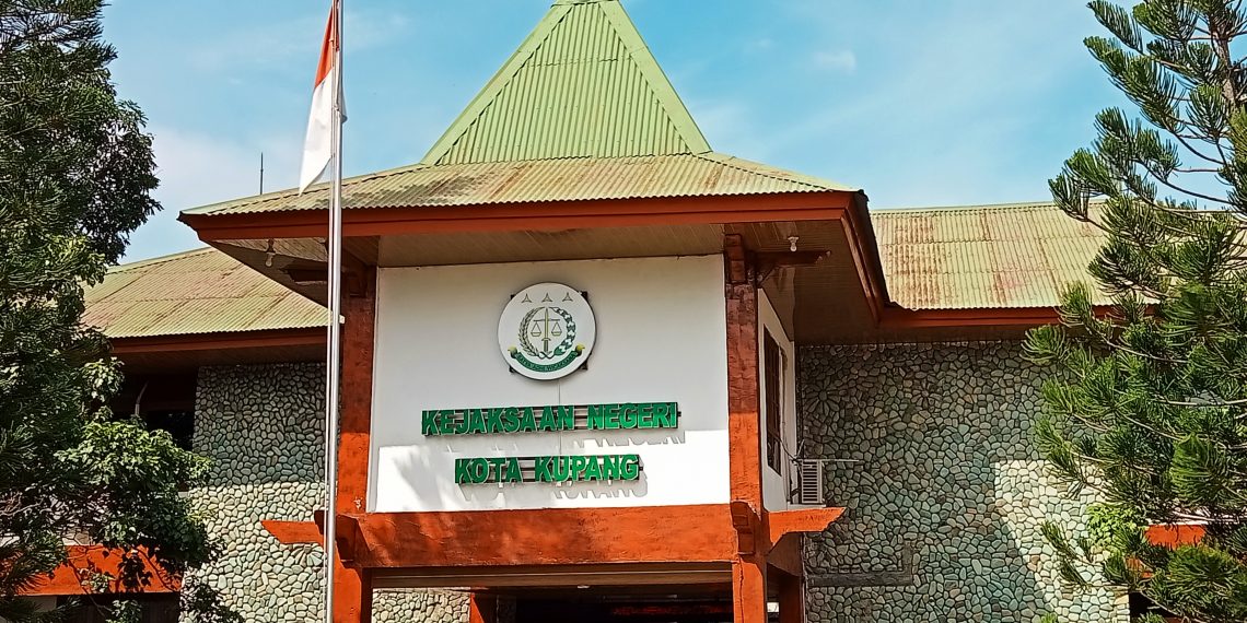 Kejari Kota Kupang mengembalikan berkas tersangka KDRT Erikh Benydikta Mella ke penyidik Polresta Kupang Kota (Joe-KatongNTT)