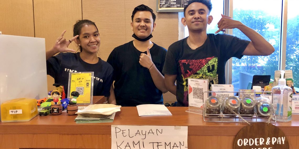 (Dari kiri ke kanan) Michelle, Rezki, dan Ernest. Teman Tuli yang bekerja di Kafe Kopi Sa, di gedung Dekranasda NTT (KatongNTT)