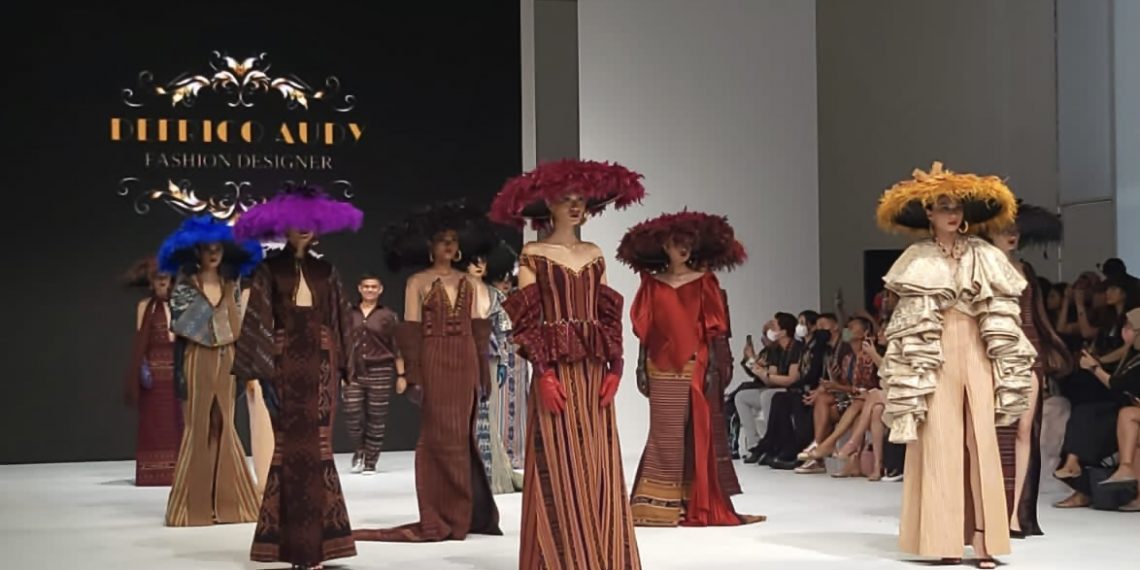 Pegelaran Busana Jakarta Fashion Week Yang Menampilkan Karya Tenun Pelajar NTT (Dok. Julie Laiskodat)