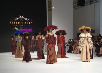 Pegelaran Busana Jakarta Fashion Week Yang Menampilkan Karya Tenun Pelajar NTT (Dok. Julie Laiskodat)