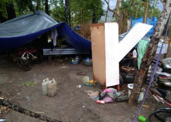 Tampak barang milik warga Besipae berserakan setelah penggusuran rumah oleh Pemprov NTT (ist.)