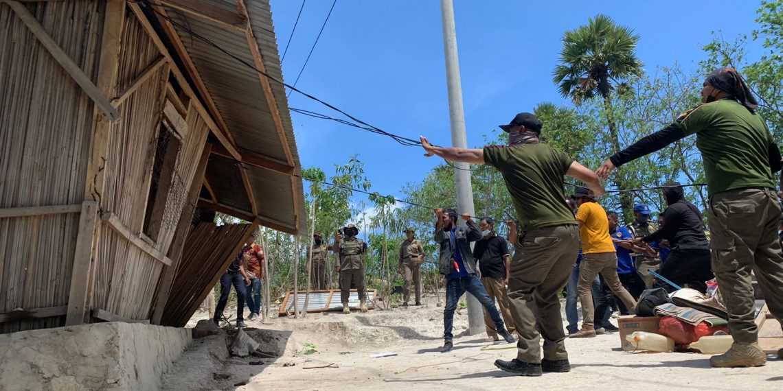 Pemprov NTT merobohkan rumah milik warga Besipae (Joe-KatongNTT)