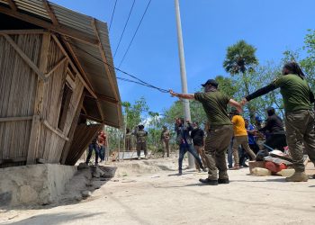 Pemprov NTT merobohkan rumah milik warga Besipae (Joe-KatongNTT)