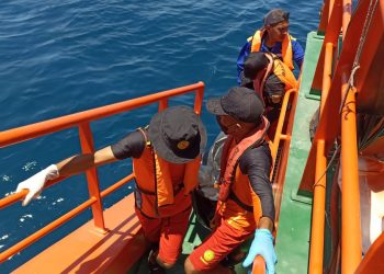 Evakuasi korban KFC Express Cantika 77 ruta Kupang- Alor yang mengalami kebakaran (Basarnas Kupang)