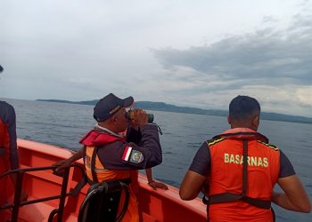 Tim SAR Gabungan melakukan operasi pencarian korban kebakaran KM Express Cantika 77 di perairan laut Timor (Basarnas Kupang)