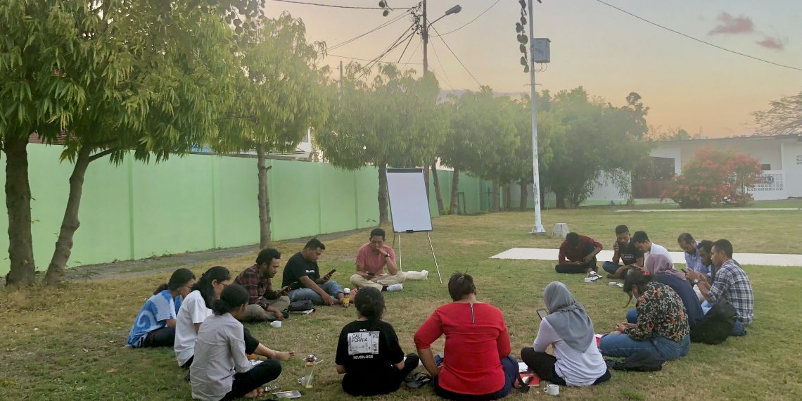 Fahri Salam (baju merah muda), Pemimpin Redaksi Project Multatuli sedang membagikan materi penulisan jurnalisme narative ke 15 peserta di Kupang (KatongNTT)