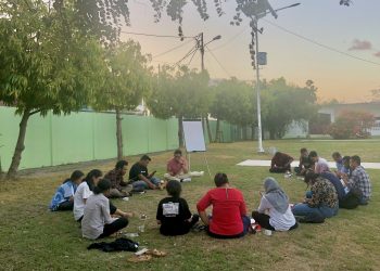 Fahri Salam (baju merah muda), Pemimpin Redaksi Project Multatuli sedang membagikan materi penulisan jurnalisme narative ke 15 peserta di Kupang (KatongNTT)