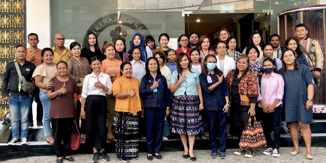 Para Pelaku UMKM & para Narasumber foto bersama di depan gedung Dekranasda NTT setelah selesai kegiatan penyuluhan pada Selasa, 11/10/2022 (Ruth-KatongNTT)