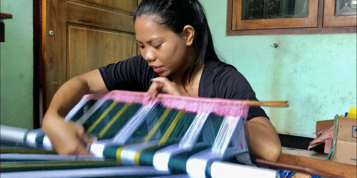 Herlin Rato, penenun muda asal Sumba, yang membuat aksesoris berbahan dasar tenun (KatongNTT)
