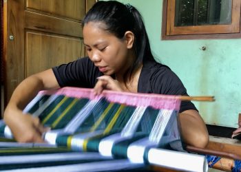 Herlin Rato, penenun muda asal Sumba, yang membuat aksesoris berbahan dasar tenun (KatongNTT)