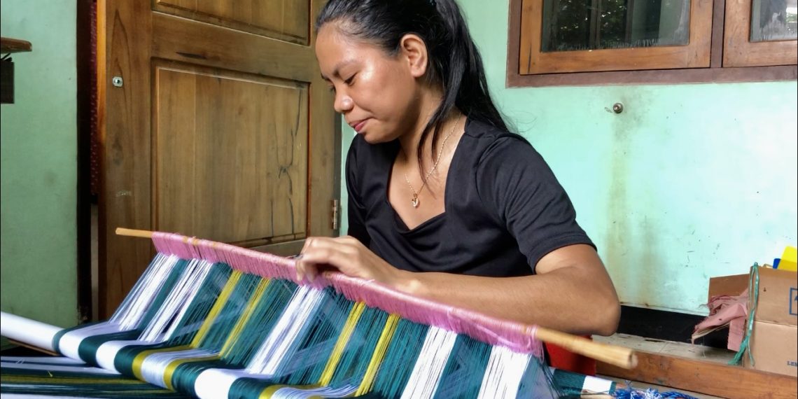 Herlin Rato, penenun muda asal Sumba, yang membuat aksesoris berbahan dasar tenun (KatongNTT)