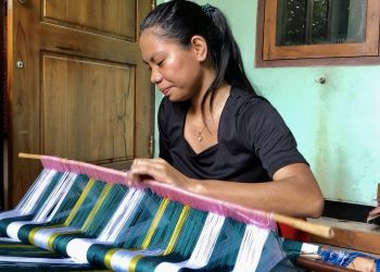 Herlin Rato, penenun muda asal Sumba, yang membuat aksesoris berbahan dasar tenun (KatongNTT)