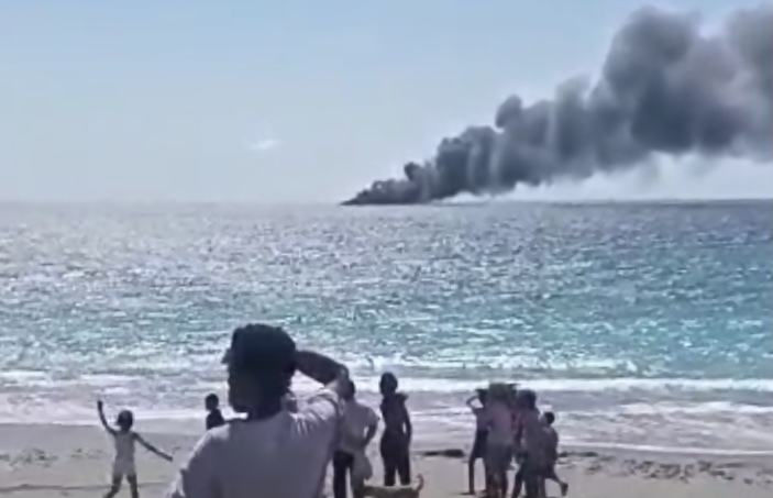 KM Express Cantika 77 rute Kupang – Alor terbakar di Perairan Naikliu pada Senin siang, 24 Oktober 2022 (Tangkapan Layar dari Video Netizen di Naikliu)