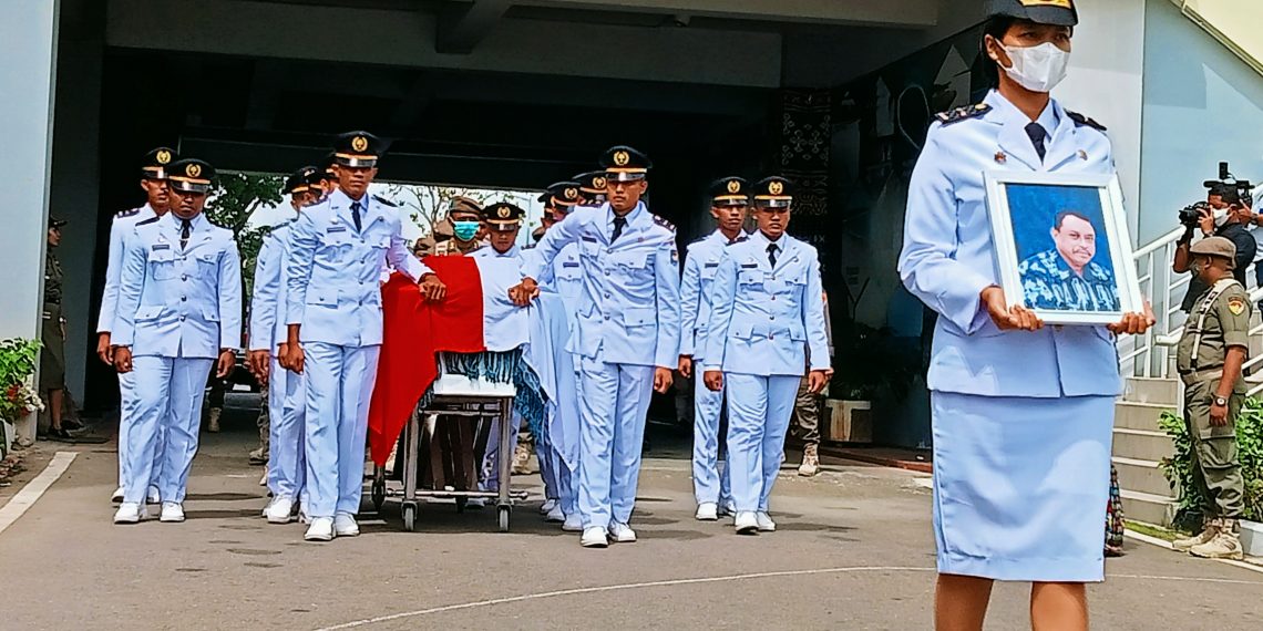 Jenazah Sekda NTT disemayamkan di kantor Gubernur NTT sebelum diberangkatkan ke Sumba Timur (Joe-KatongNTT)