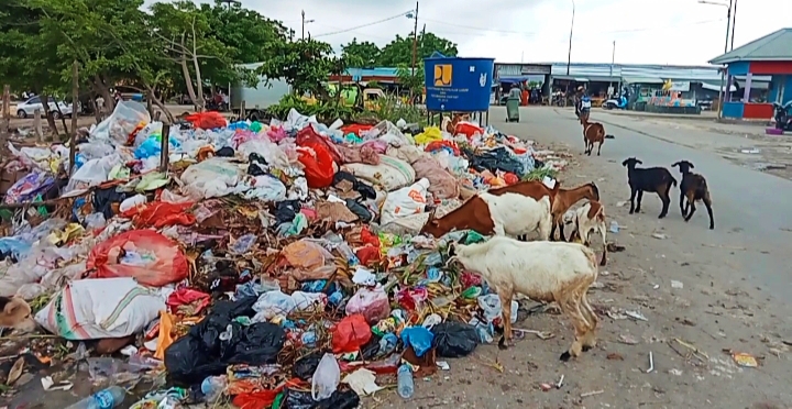 Sampah menumpuk di sekitar pasar Oesapa, Kota Kupang. WALHI NTT Pastikan Gugat Pemkot Kupang Soal tata kelola sampah (Joe-KatongNTT)