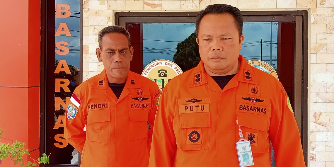 Kepala Basarnas Kelas A Kupang, I Putu Sudayana (kanan) saat menyampaikan terkait penumpang KM Express Cantika 77 yang belum ditemukan (Joe-KatongNTT)