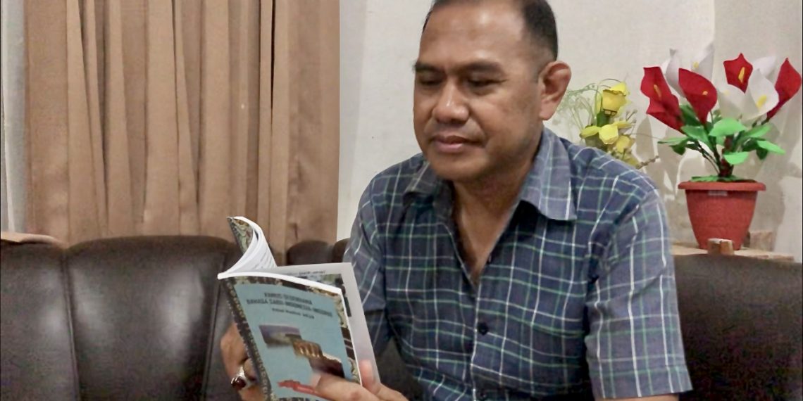 Friets Mone membaca kembali kamus Bahasa Sabu buatannya pada 2018 lalu (KatongNTT)