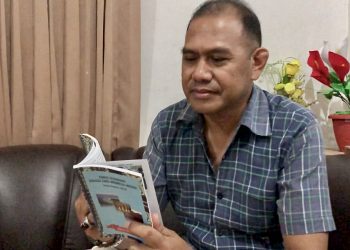 Friets Mone membaca kembali kamus Bahasa Sabu buatannya pada 2018 lalu (KatongNTT)