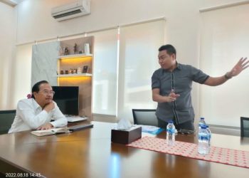Irjen Kementerian ATR BPN Sunrizal (duduk) di ruang kerjanya membedah kasus mafia tanah seorang warga Sulawesi Selatan pada Agustus 2022 (Dok. Yapena/Rita Hasugian)
