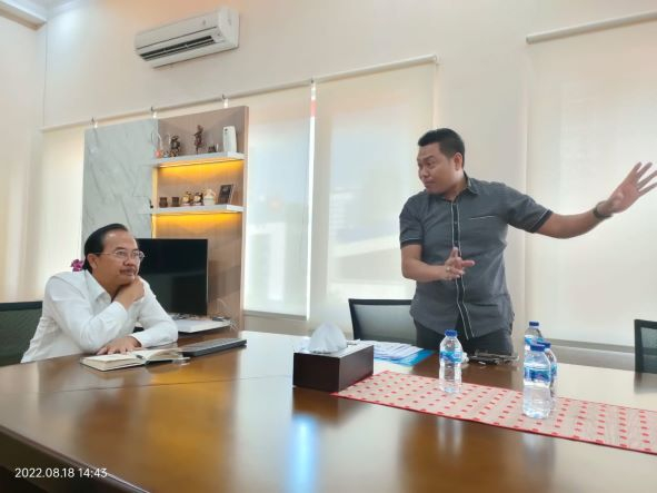 Irjen Kementerian ATR BPN Sunrizal (duduk) di ruang kerjanya membedah kasus mafia tanah seorang warga Sulawesi Selatan pada Agustus 2022 (Dok. Yapena/Rita Hasugian)