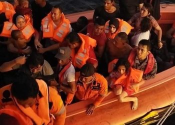 Tim SAR mengevakuasi penumpang KM Express Cantika 77 yang kebakaran di Perairan Naikliu, NTT pada Senin sore, 24 Oktober 2022.